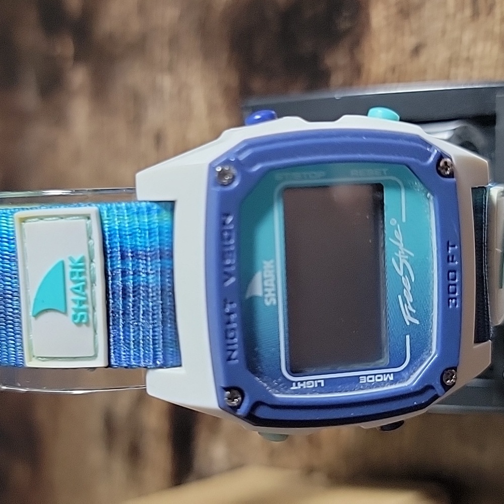 Shark Watch In Original Box - Picture 6 of 7